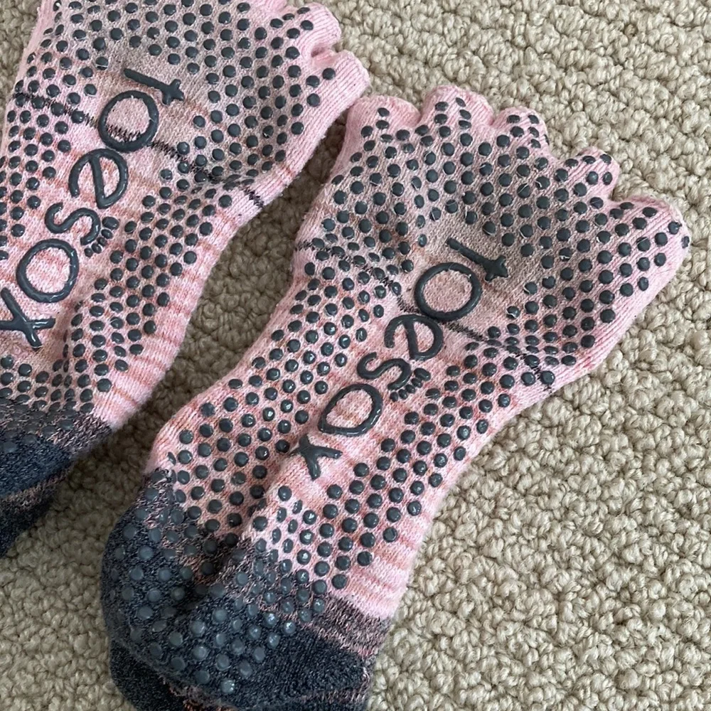 Toesox Half Toe Low Rise Grip Socks Size Medium Light Pink Barre Pilates EUC